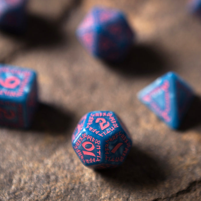 Q-Workshop Runic Dice Set Glacier with Pink (7 Pieces)